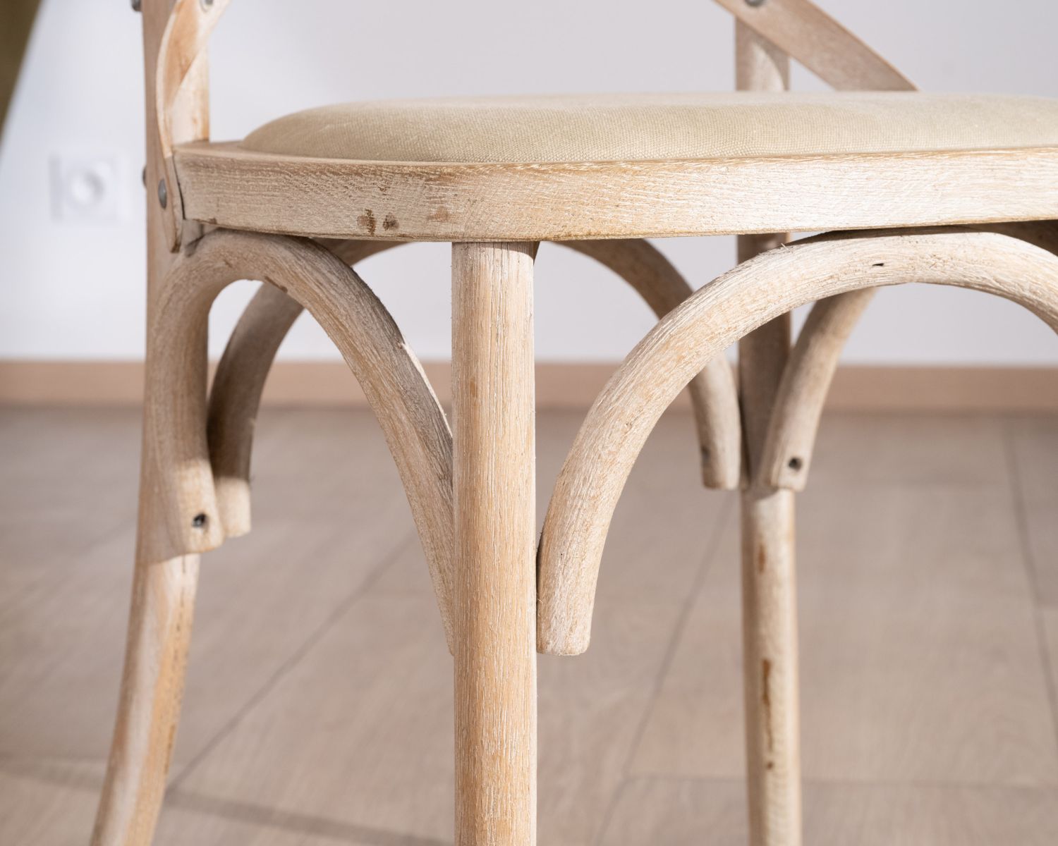 Sedia da pranzo bistrot in rovere "Brosti" con seduta in tessuto