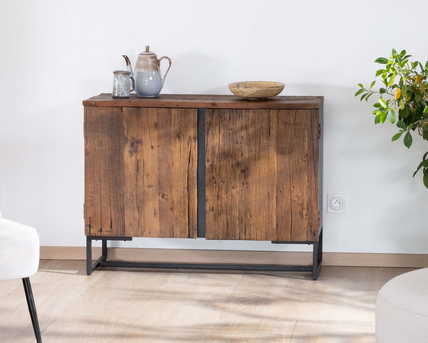 Credenza bassa a 2 ante "Cachou Chic", stile industriale retrò, legno d'acacia e metallo nero
