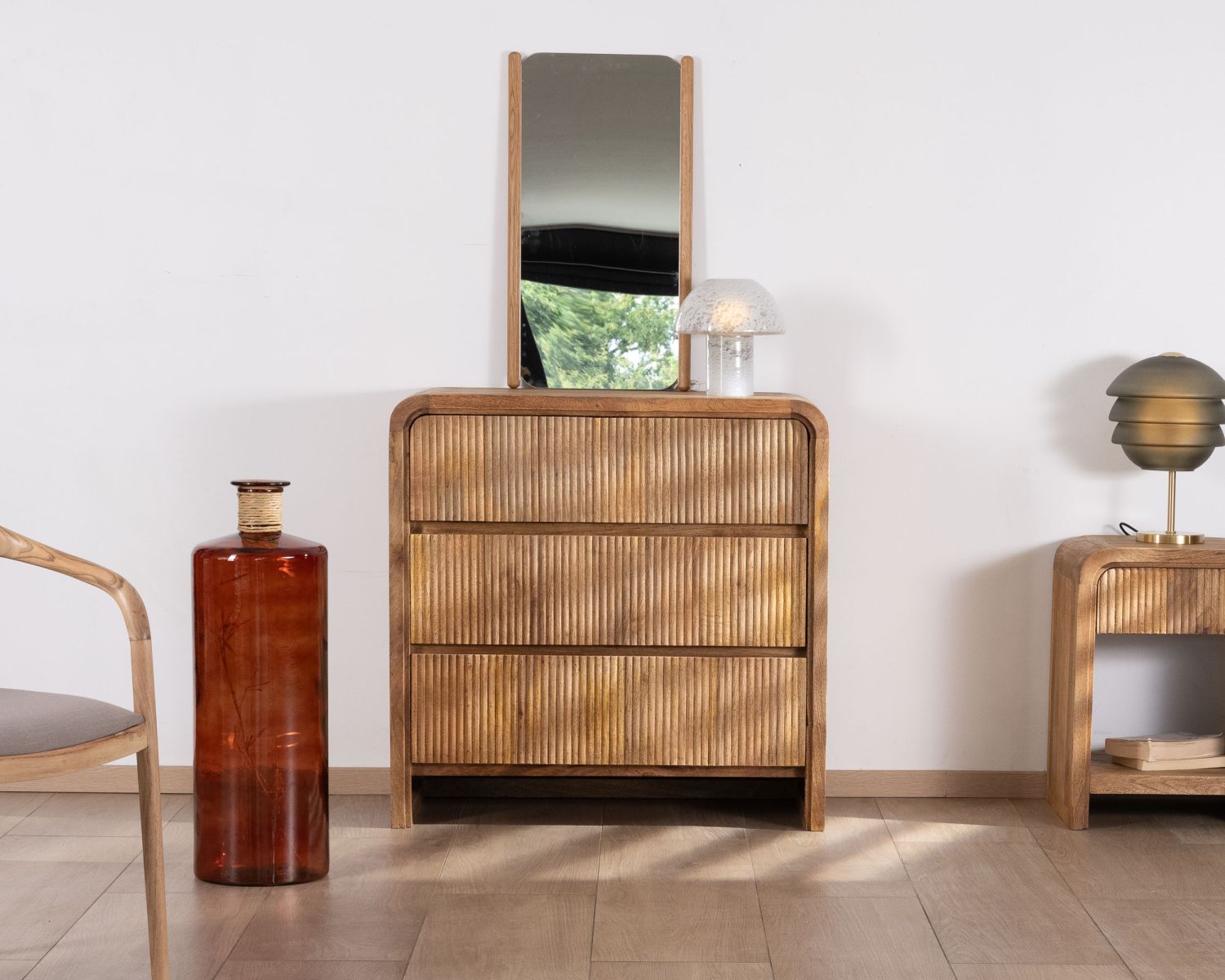 Cassettone "Céresto" dal design retrò con frontali scanalati 3 ampi cassetti