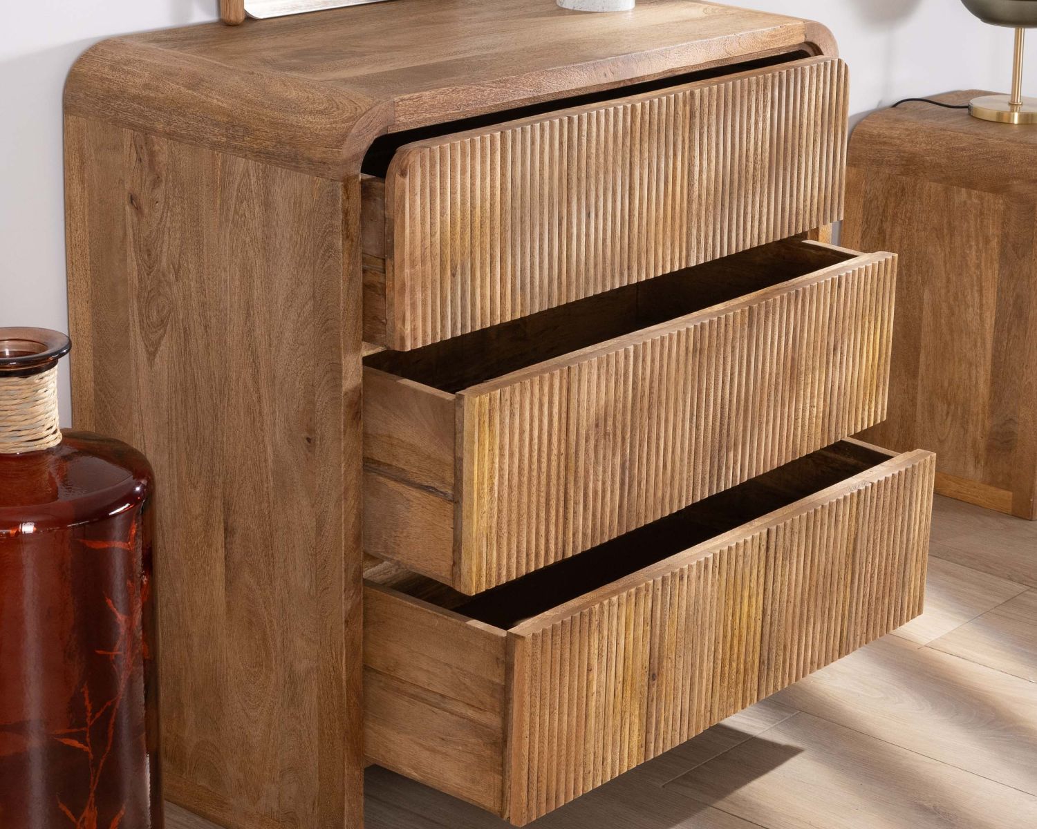 Cassettone "Céresto" dal design retrò con frontali scanalati 3 ampi cassetti