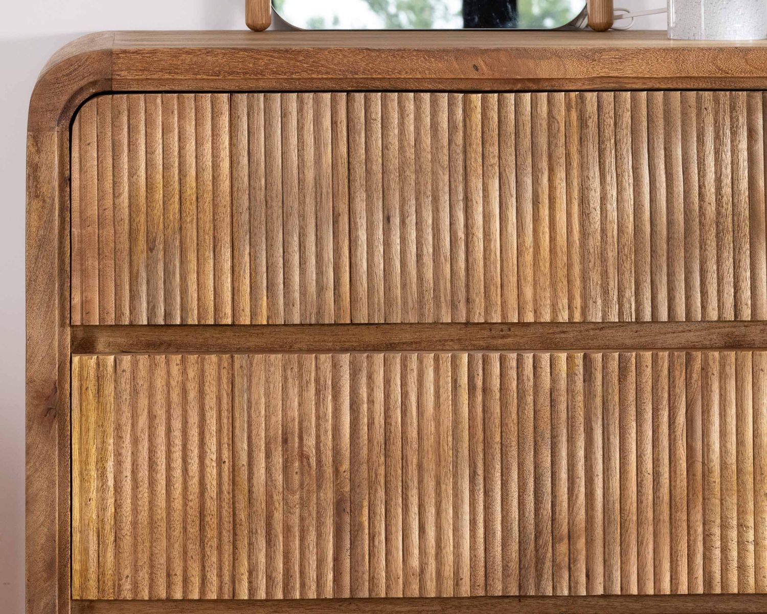 Cassettone "Céresto" dal design retrò con frontali scanalati 3 ampi cassetti