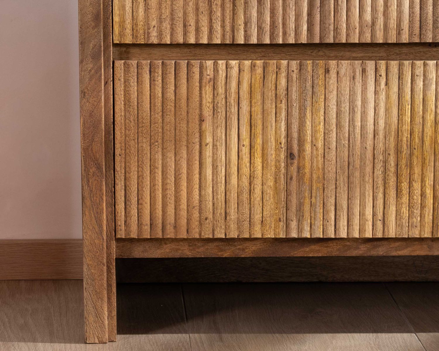 Cassettone "Céresto" dal design retrò con frontali scanalati 3 ampi cassetti