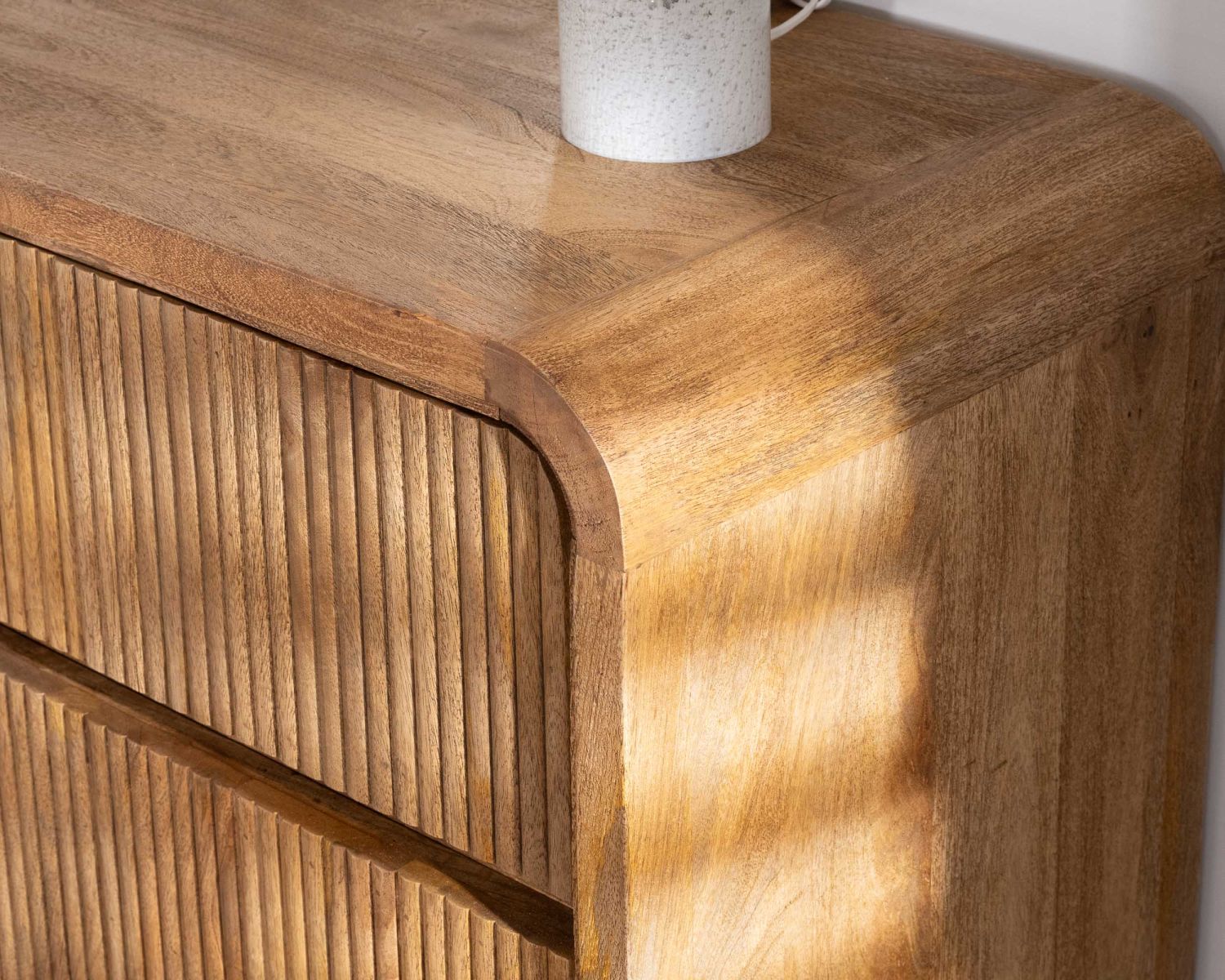 Cassettone "Céresto" dal design retrò con frontali scanalati 3 ampi cassetti