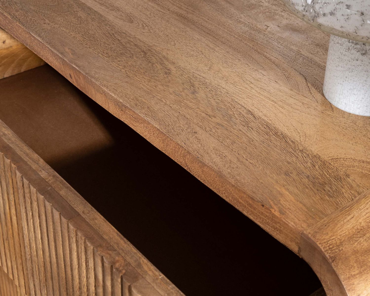 Cassettone "Céresto" dal design retrò con frontali scanalati 3 ampi cassetti