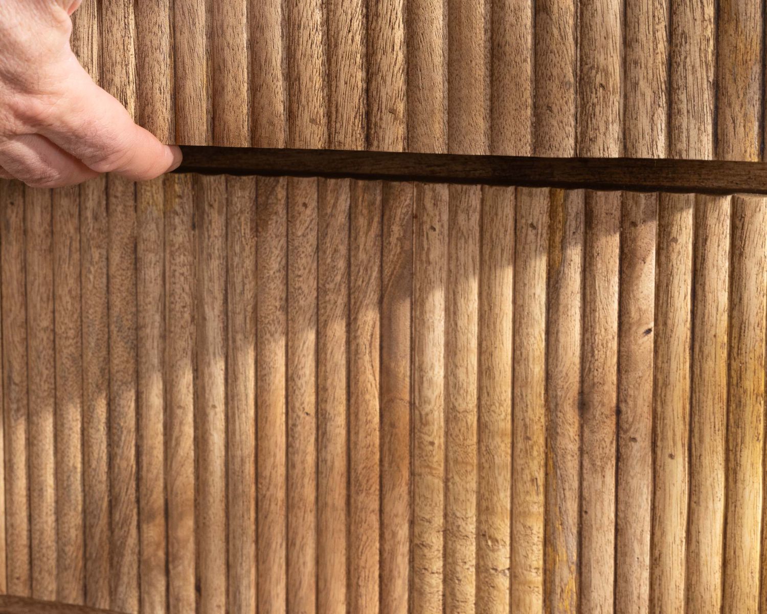 Cassettone "Céresto" dal design retrò con frontali scanalati 3 ampi cassetti