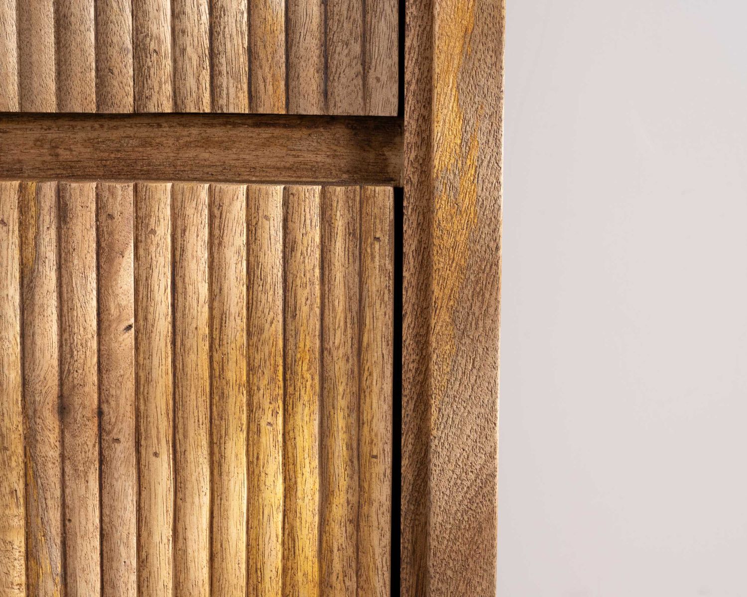 Cassettone "Céresto" dal design retrò con frontali scanalati 3 ampi cassetti