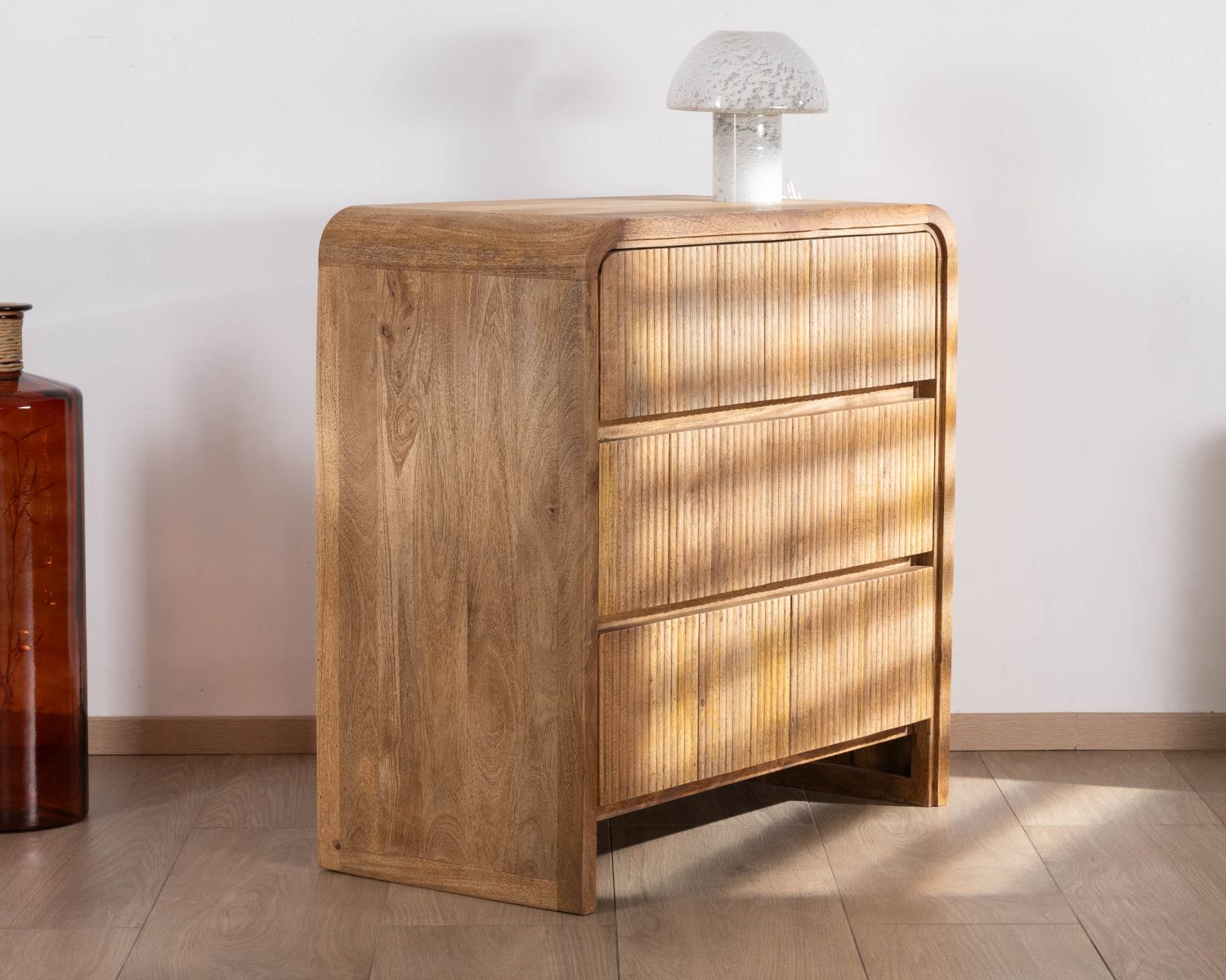 Cassettone "Céresto" dal design retrò con frontali scanalati 3 ampi cassetti