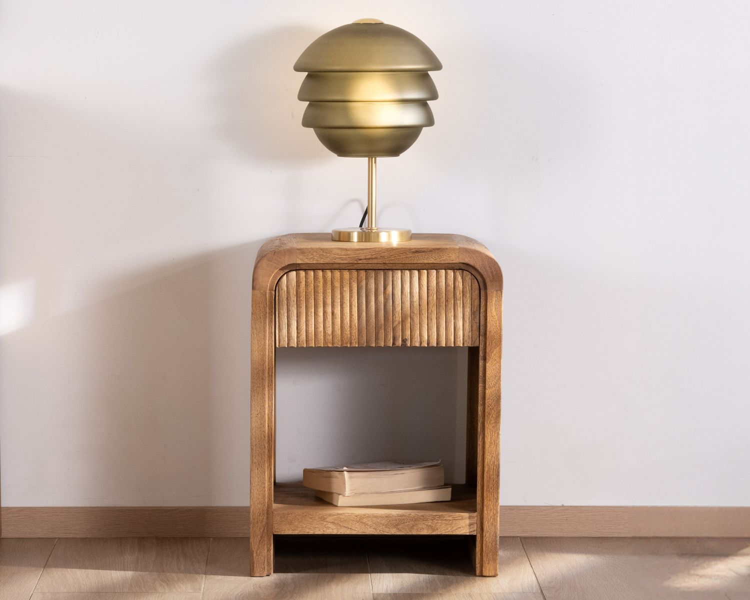 Comodino "Céresto" a 1 cassetto in acacia sfaccettata