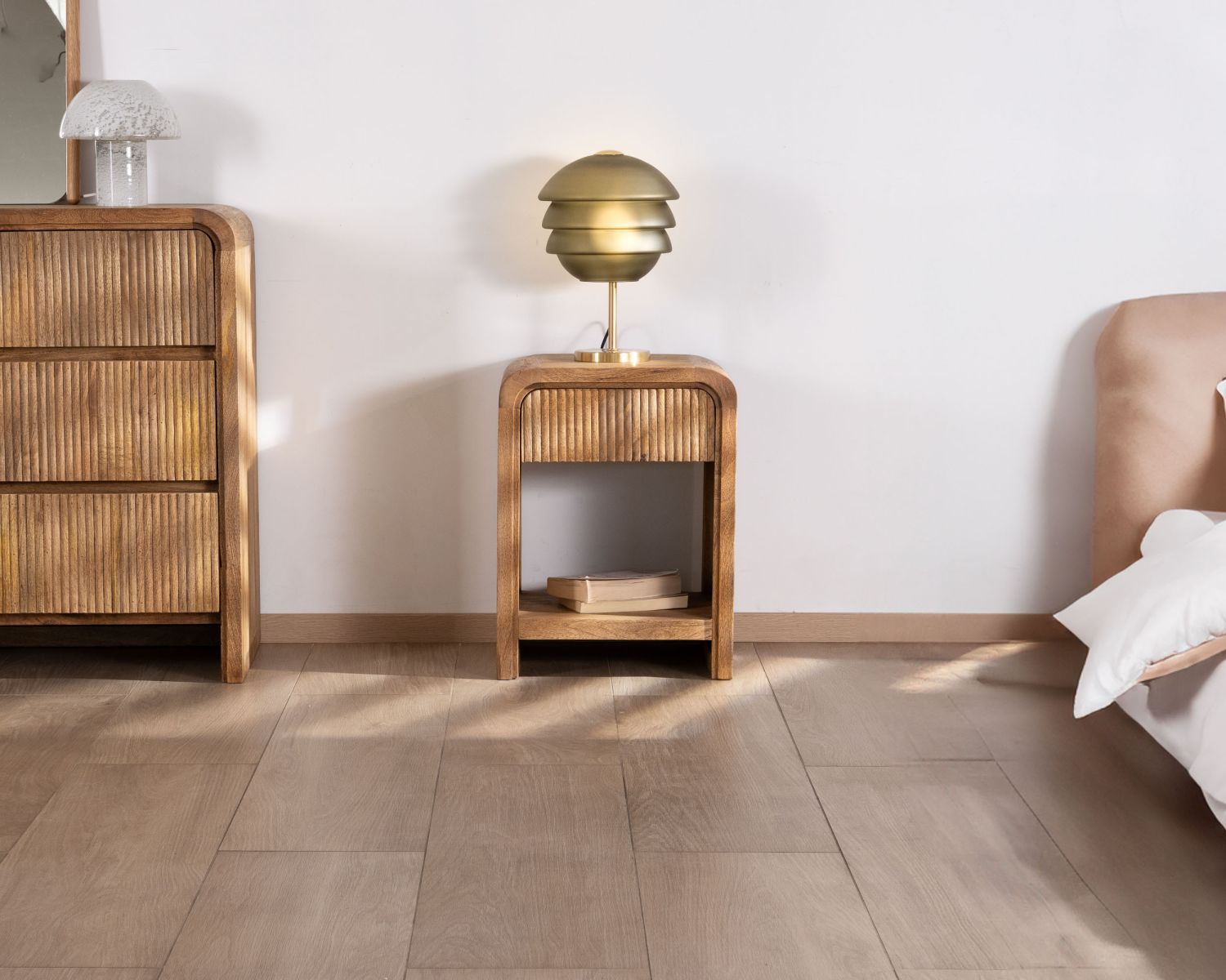 Comodino "Céresto" a 1 cassetto in acacia sfaccettata