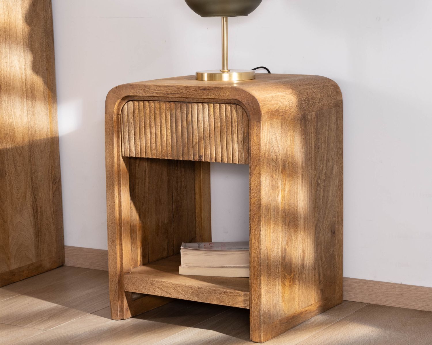 Comodino "Céresto" a 1 cassetto in acacia sfaccettata