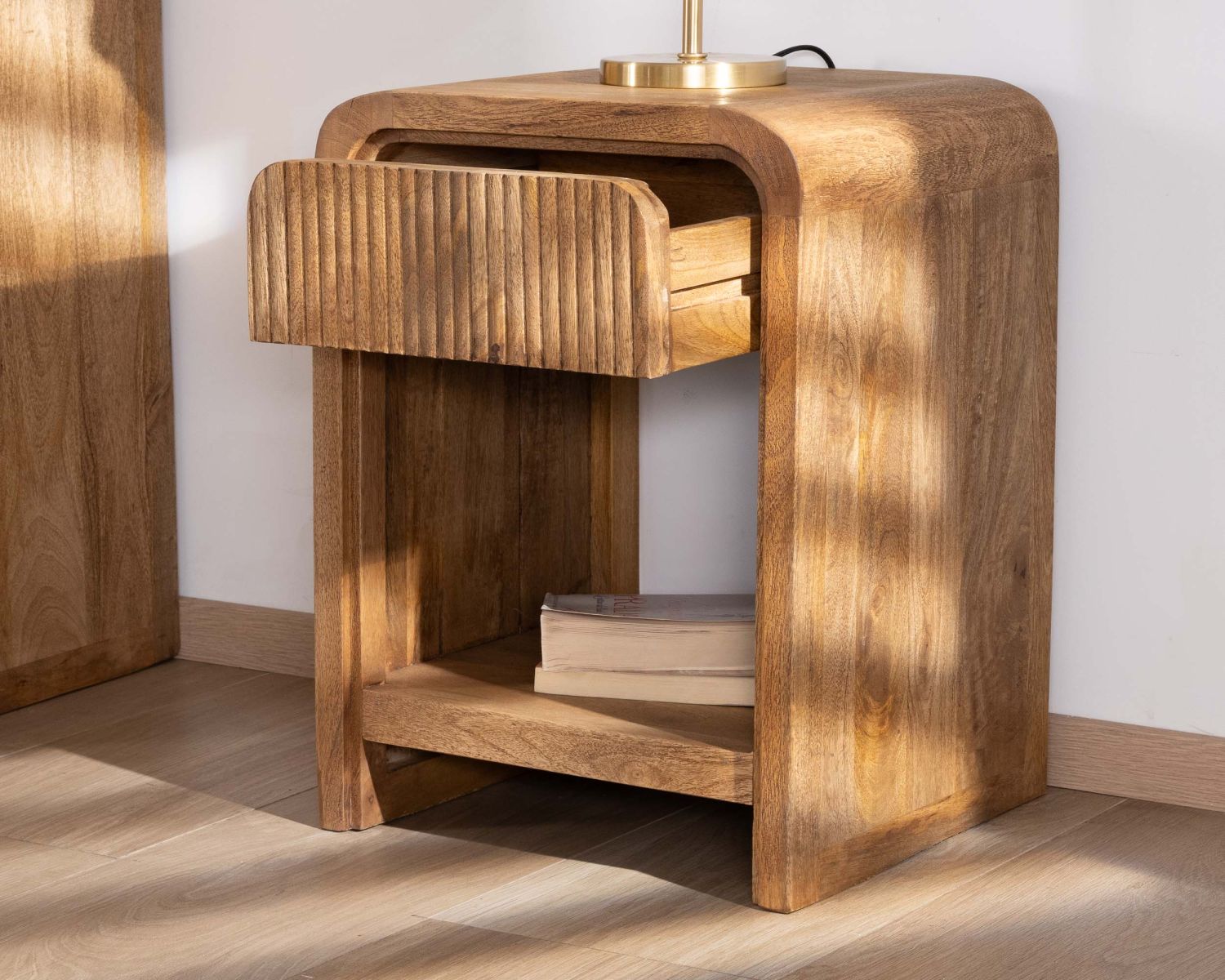 Comodino "Céresto" a 1 cassetto in acacia sfaccettata