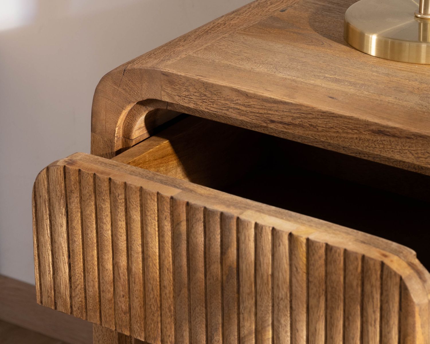 Comodino "Céresto" a 1 cassetto in acacia sfaccettata