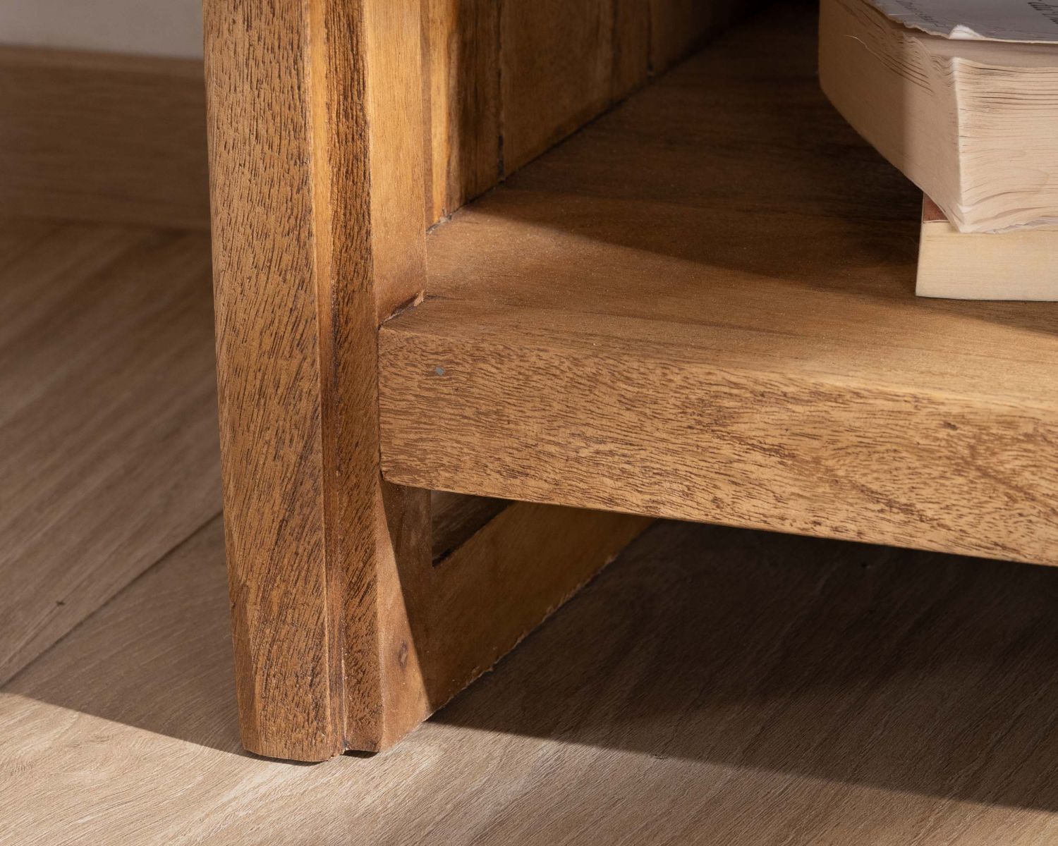 Comodino "Céresto" a 1 cassetto in acacia sfaccettata