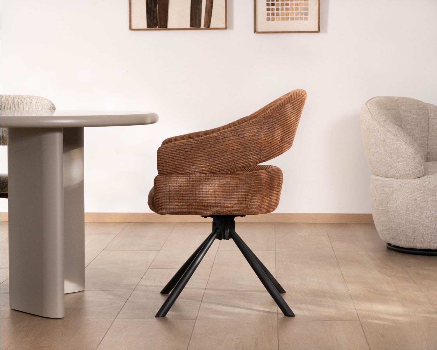 Set di 2 sedie girevoli "Movy" in tessuto intrecciato color ruggine dalle linee contemporanee e avvolgenti