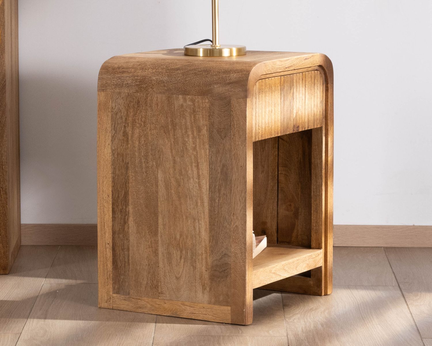 Comodino "Céresto" a 1 cassetto in acacia sfaccettata