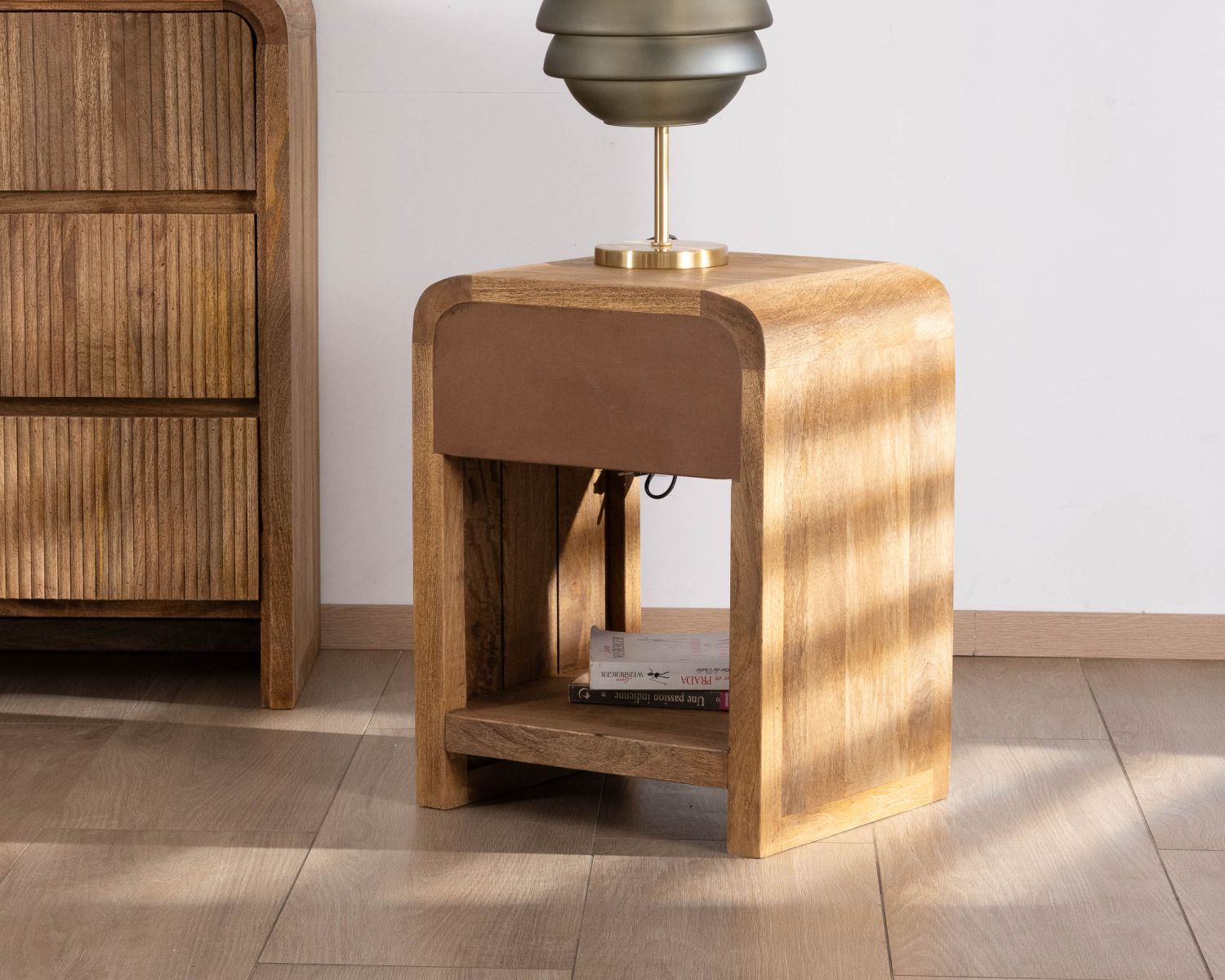 Comodino "Céresto" a 1 cassetto in acacia sfaccettata