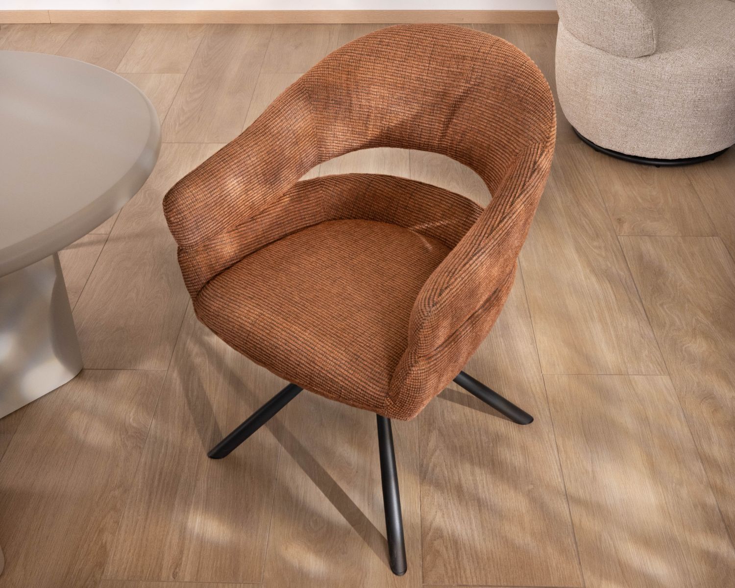 Set di 2 sedie girevoli "Movy" in tessuto intrecciato color ruggine dalle linee contemporanee e avvolgenti