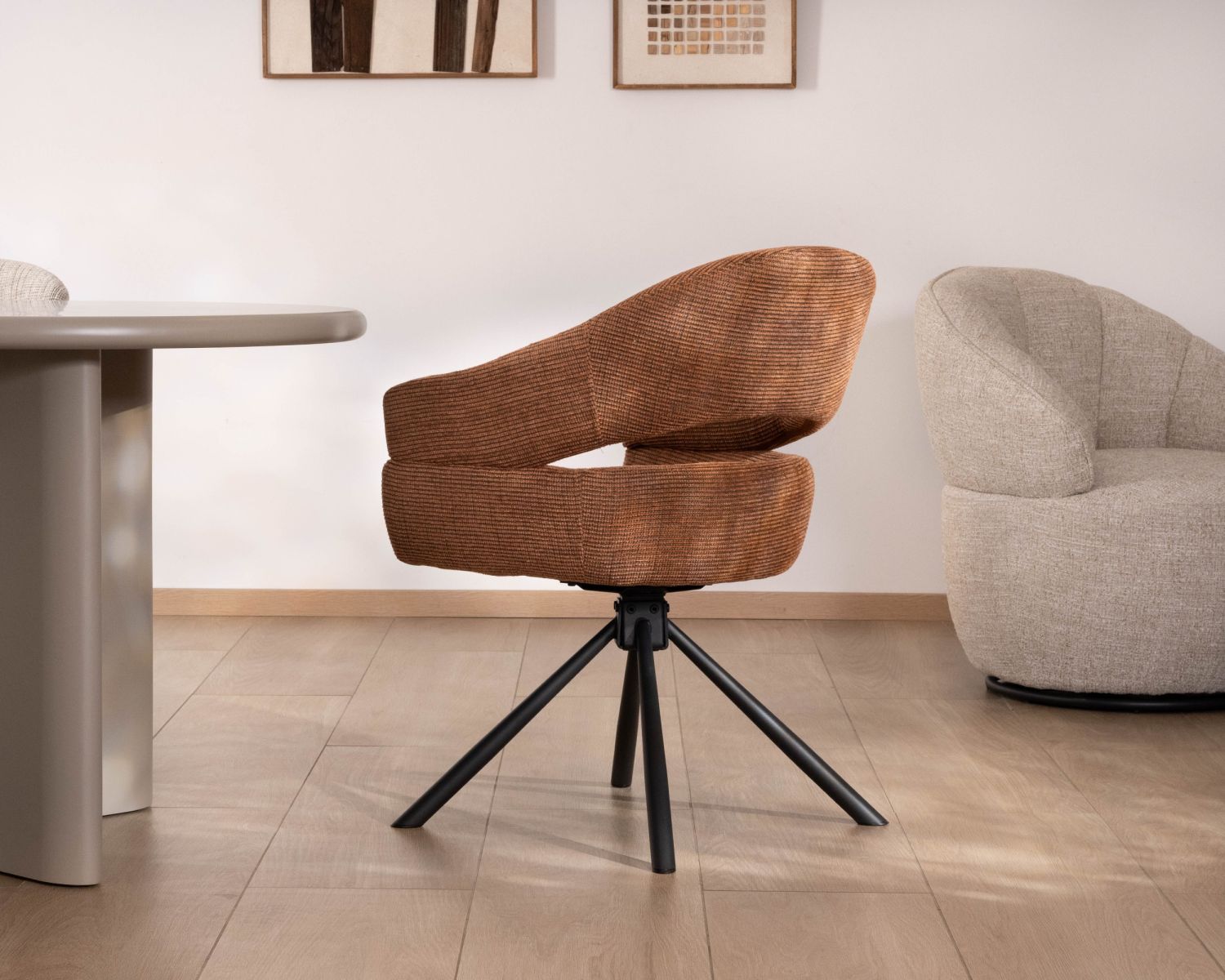 Set di 2 sedie girevoli "Movy" in tessuto intrecciato color ruggine dalle linee contemporanee e avvolgenti