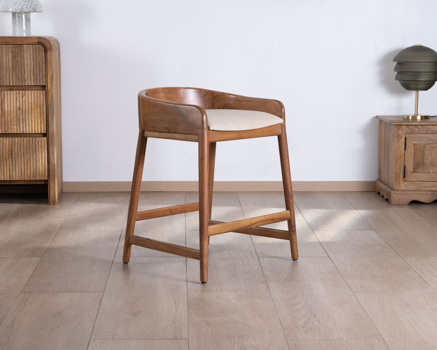 Sgabello a media altezza "Vogue" in legno di acacia con cuscino beige