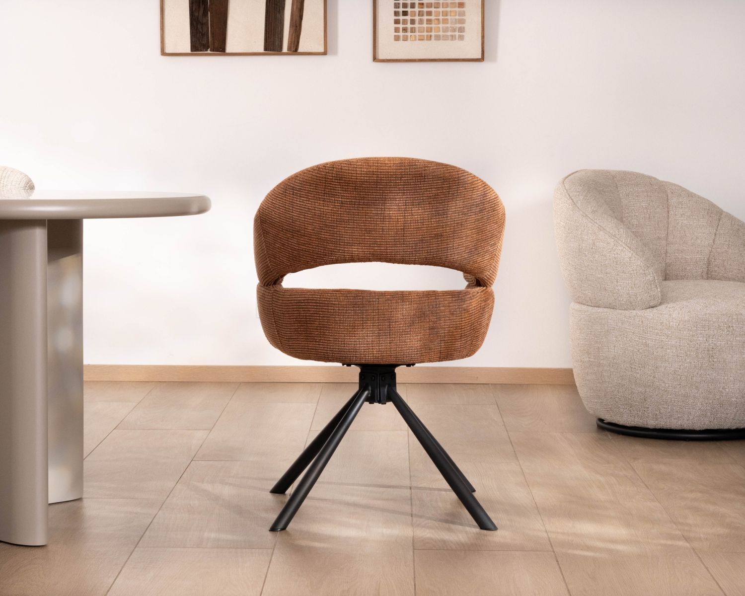 Set di 2 sedie girevoli "Movy" in tessuto intrecciato color ruggine dalle linee contemporanee e avvolgenti