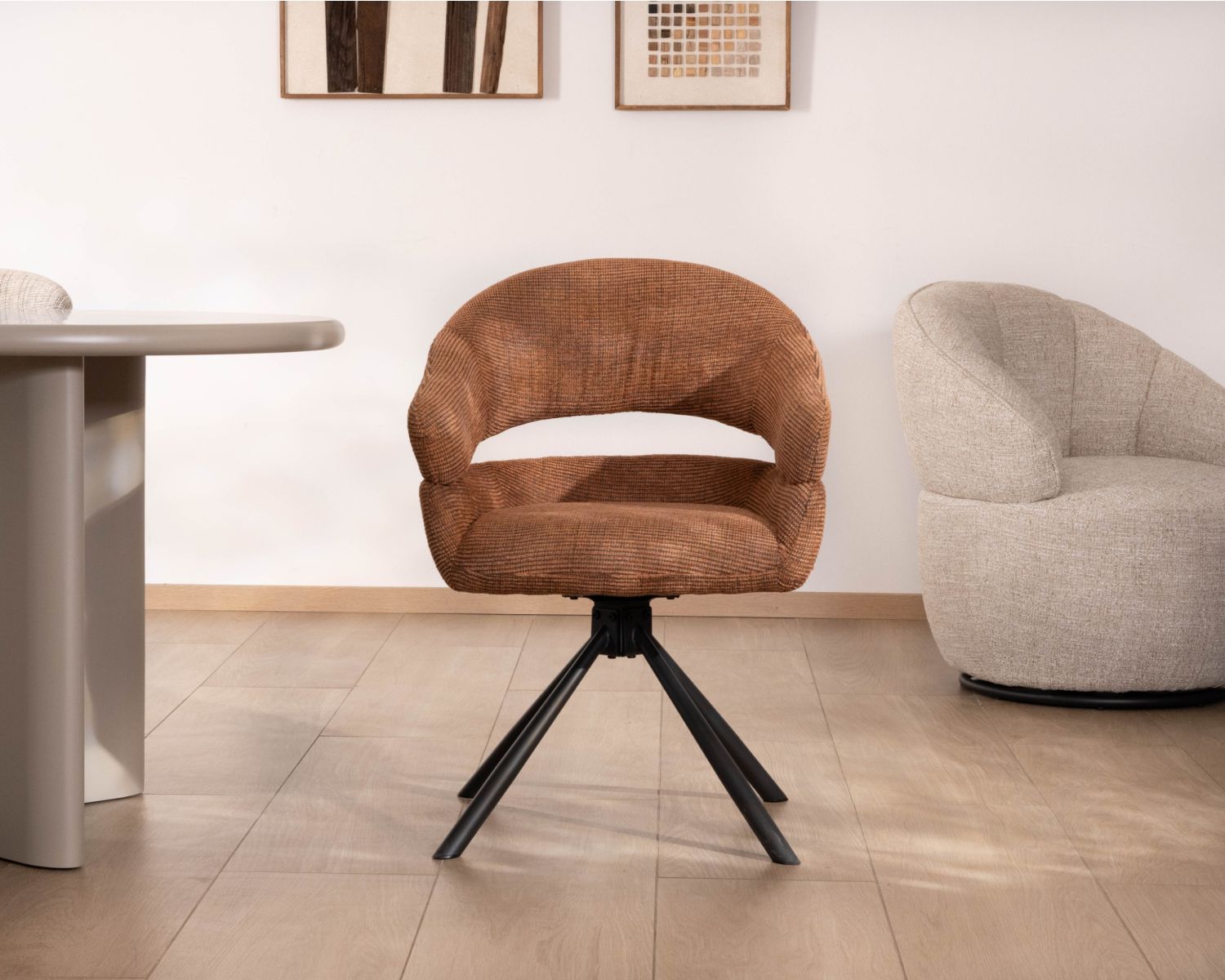 Set di 2 sedie girevoli "Movy" in tessuto intrecciato color ruggine dalle linee contemporanee e avvolgenti