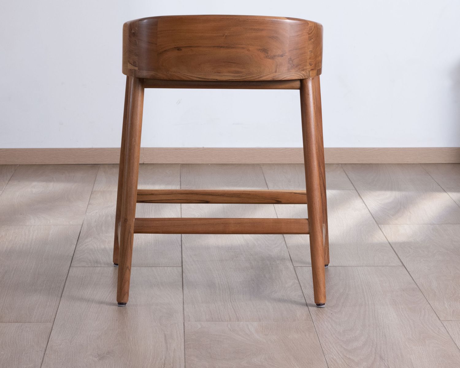 Sgabello a media altezza "Vogue" in legno di acacia con cuscino beige