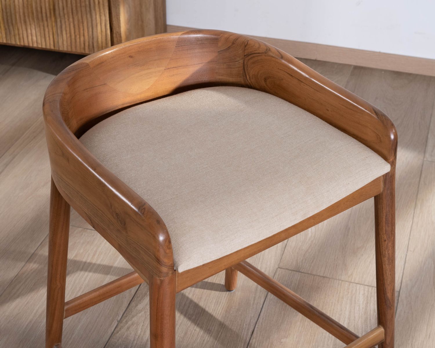 Sgabello a media altezza "Vogue" in legno di acacia con cuscino beige