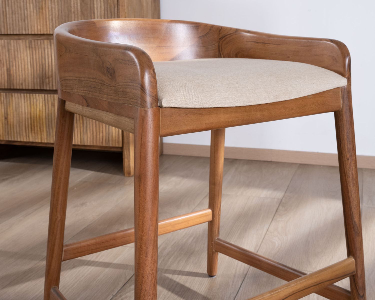 Sgabello a media altezza "Vogue" in legno di acacia con cuscino beige