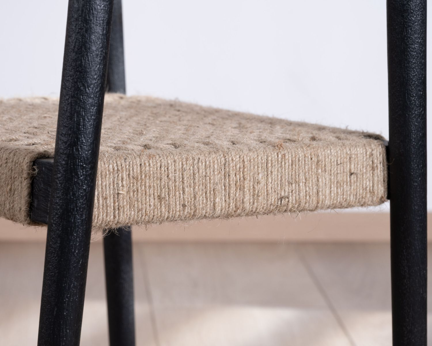 Set di 2 sedie di design "Vogue" in legno nero e seduta in juta intrecciata