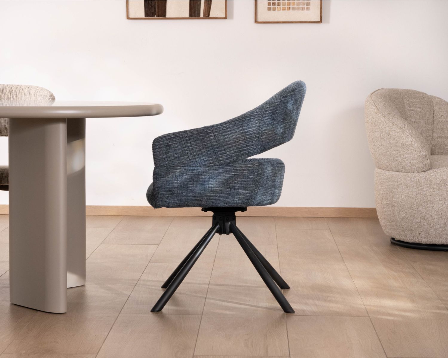 Set di 2 sedie girevoli "Movy" con braccioli in tessuto intrecciato blu profondo