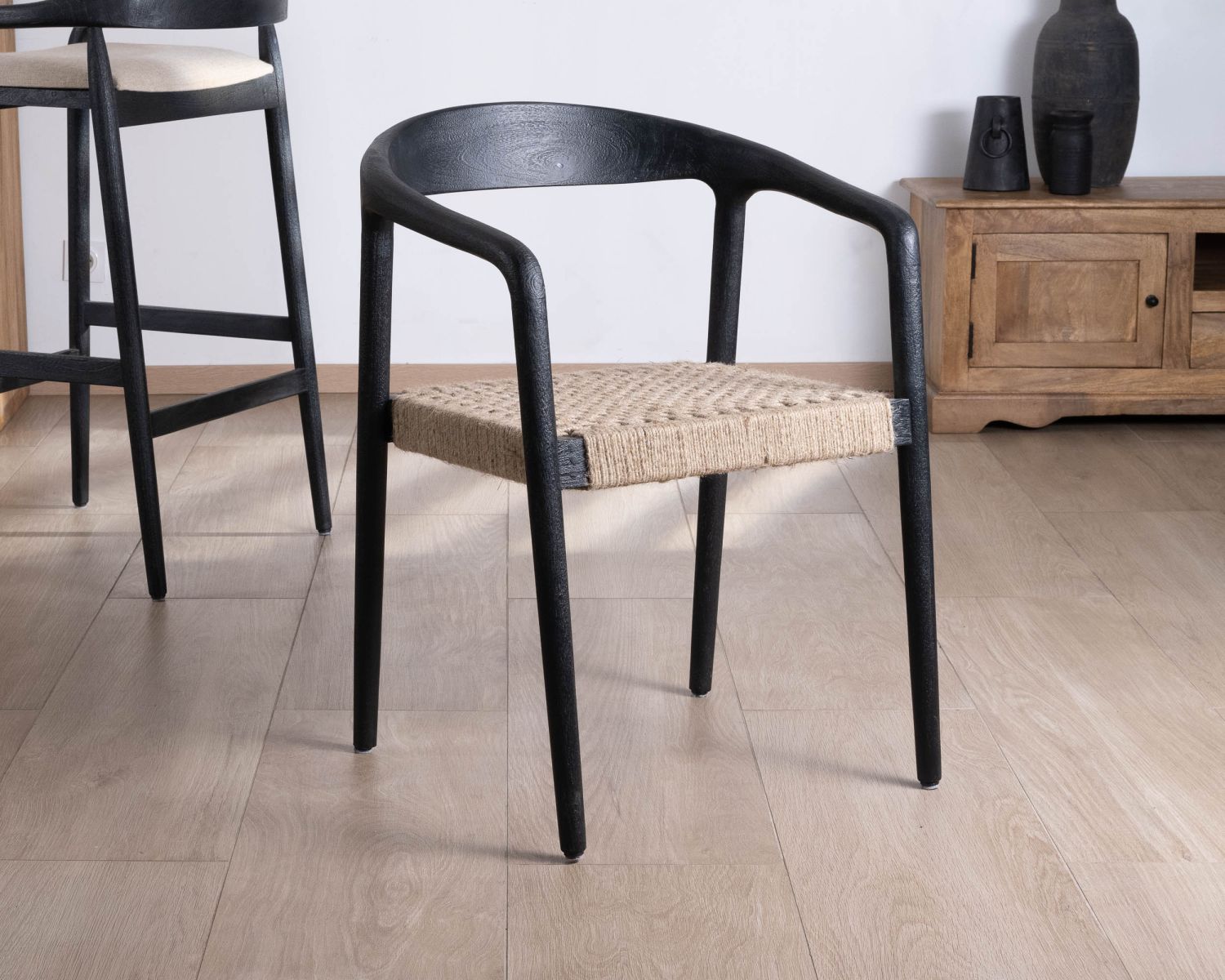 Set di 2 sedie di design "Vogue" in legno nero e seduta in juta intrecciata