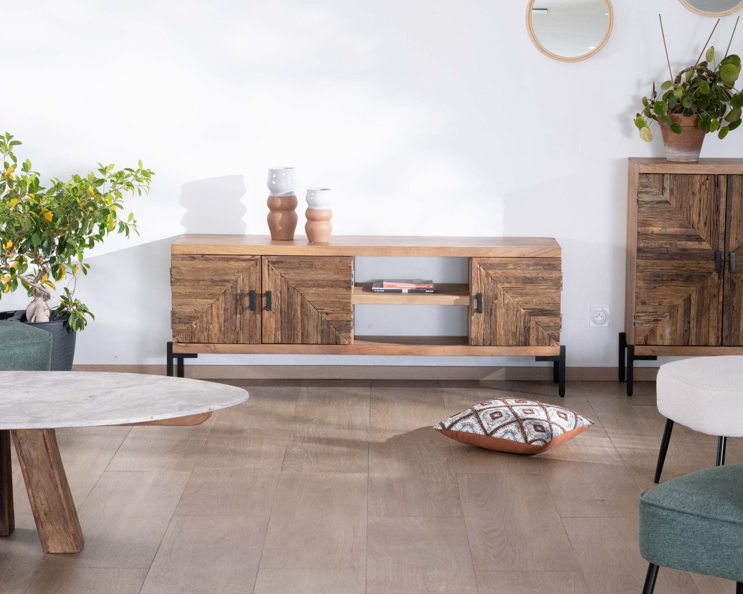 Porta TV etnico a 3 ante e 2 nicchie "Géonidum" 160 cm in legno massiccio di acacia con gambe in metallo