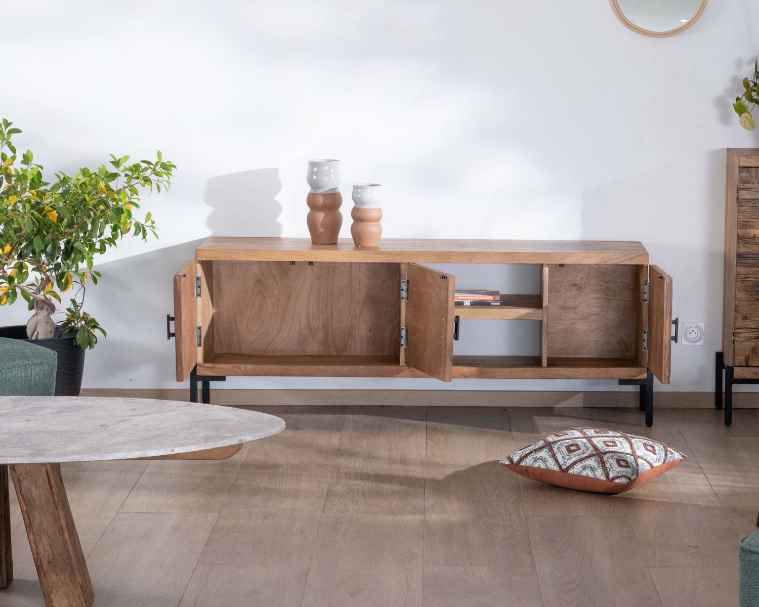 Porta TV etnico a 3 ante e 2 nicchie "Géonidum" 160 cm in legno massiccio di acacia con gambe in metallo