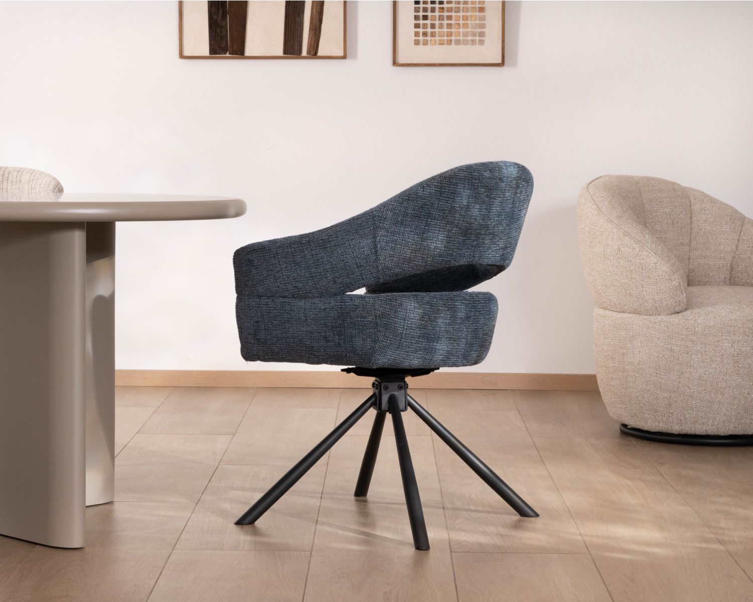 Set di 2 sedie girevoli "Movy" con braccioli in tessuto intrecciato blu profondo