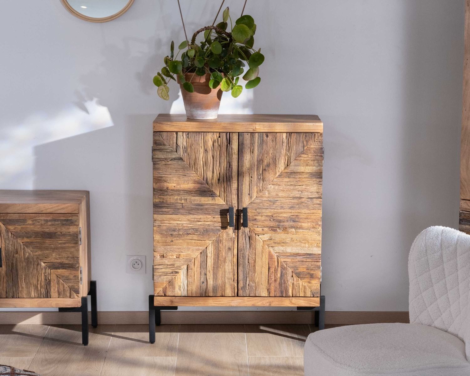 Contenitore basso "Géonidum" in acacia con gambe in metallo in stile etnico