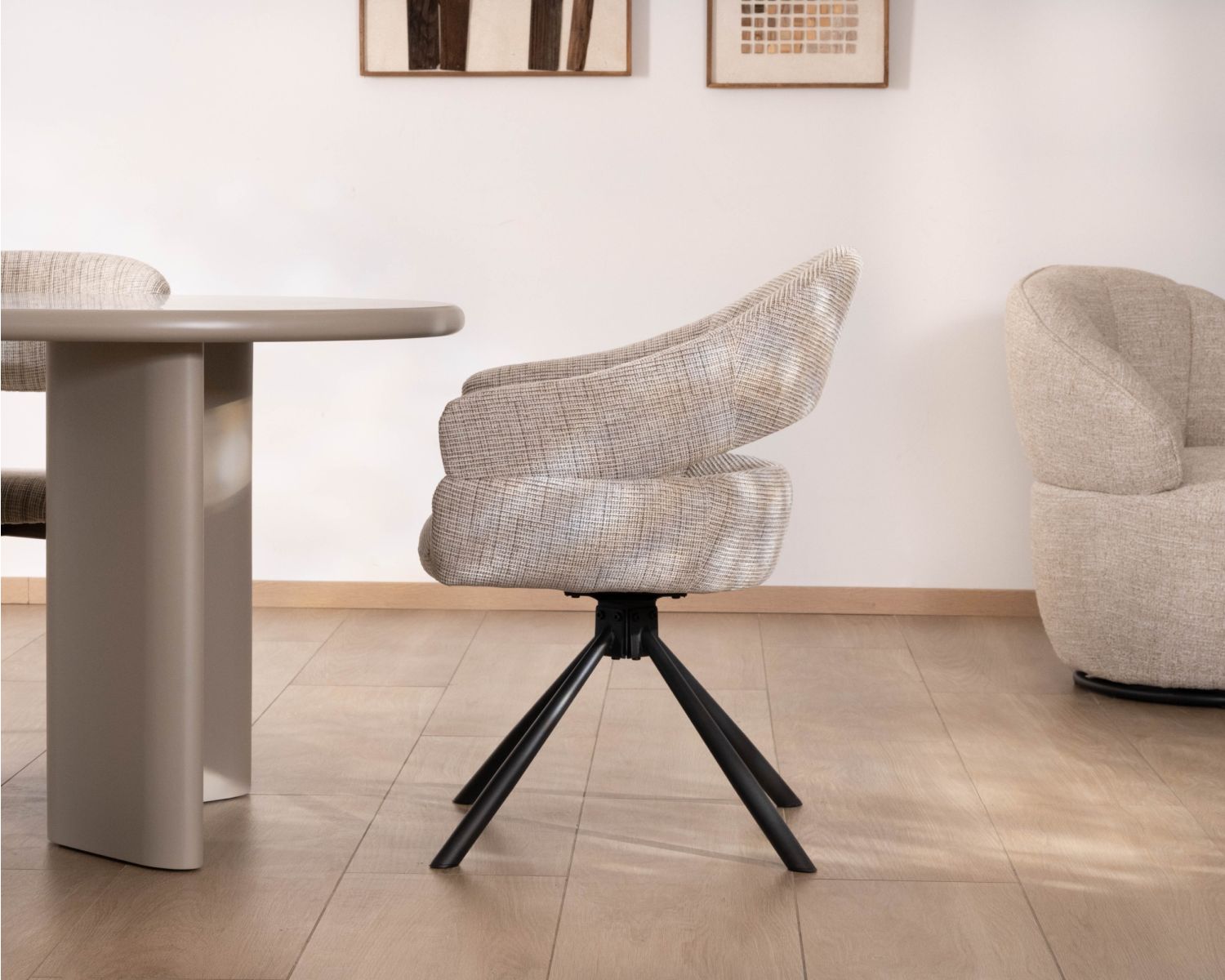 Set di 2 sedie girevoli "Movy" morbide e retro-contemporanee in tessuto intrecciato beige