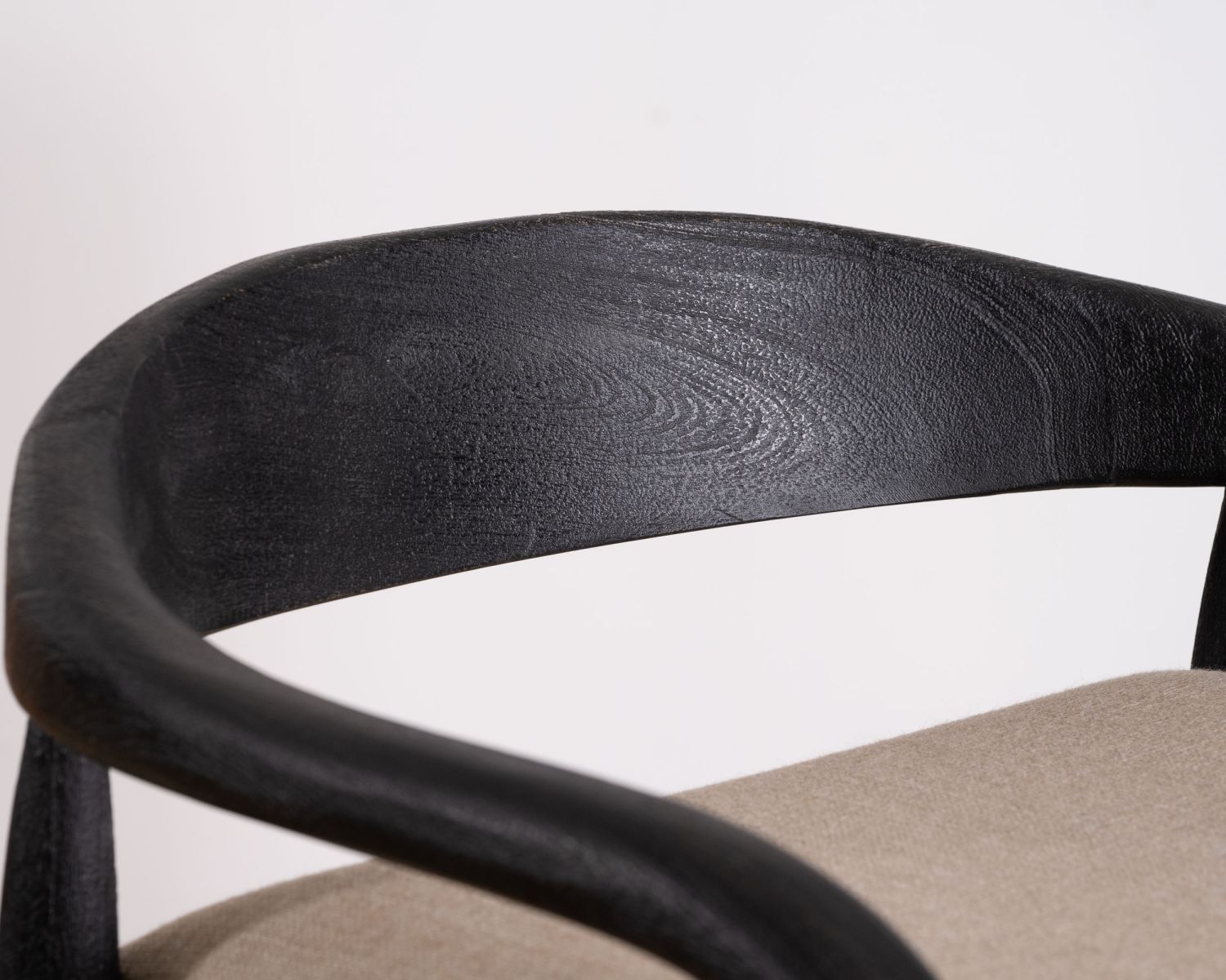 Sgabello da bar nero di design "Vogue" con schienale in legno e seduta imbottita