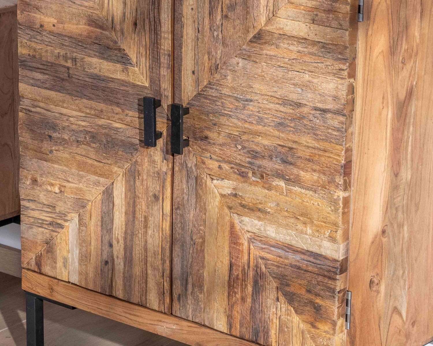 Contenitore basso "Géonidum" in acacia con gambe in metallo in stile etnico