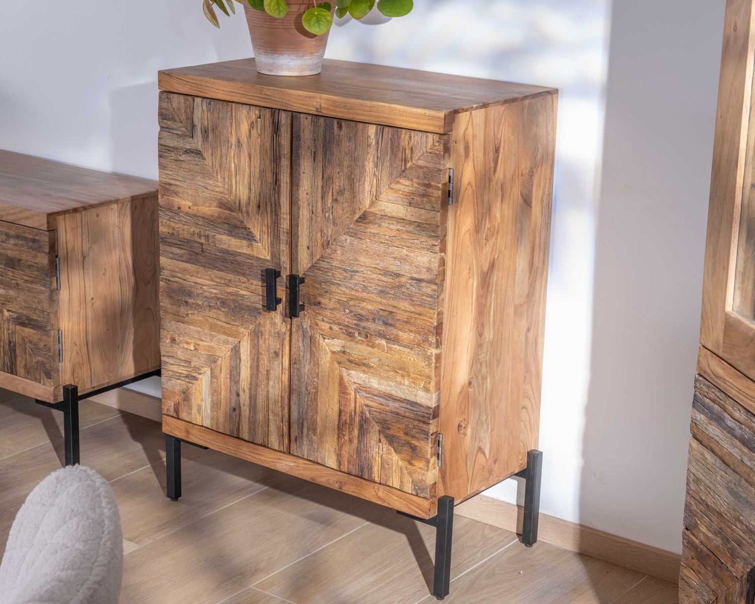 Contenitore basso "Géonidum" in acacia con gambe in metallo in stile etnico