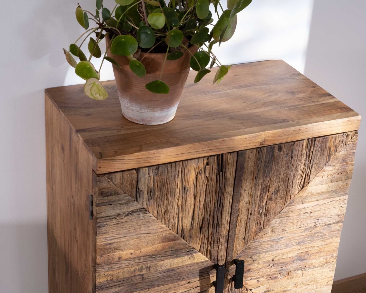 Contenitore basso "Géonidum" in acacia con gambe in metallo in stile etnico