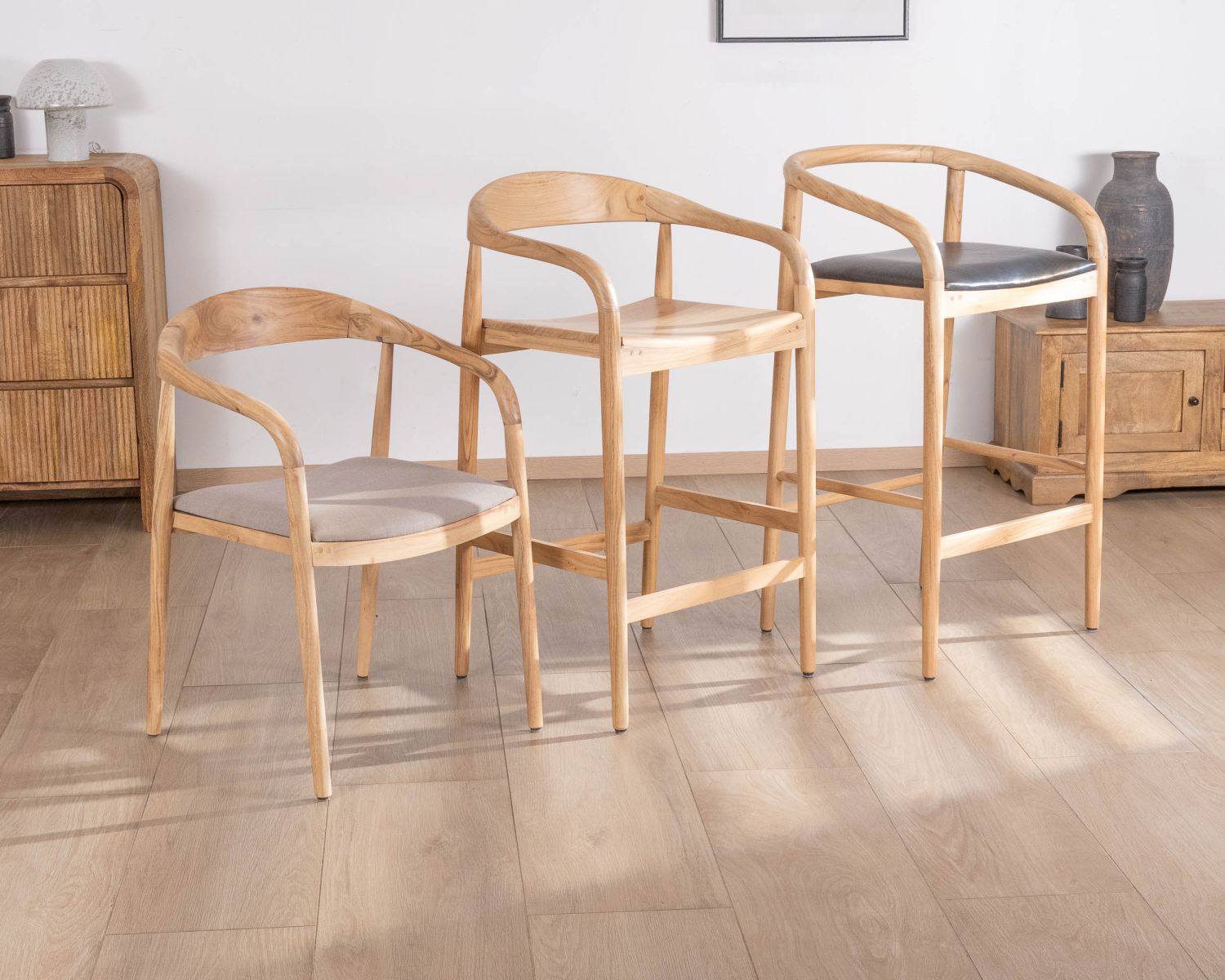 Sgabello da bar "Vogue" in acacia, design puro con schienale