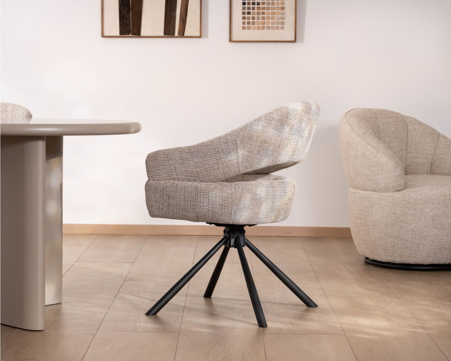 Set di 2 sedie girevoli "Movy" morbide e retro-contemporanee in tessuto intrecciato beige