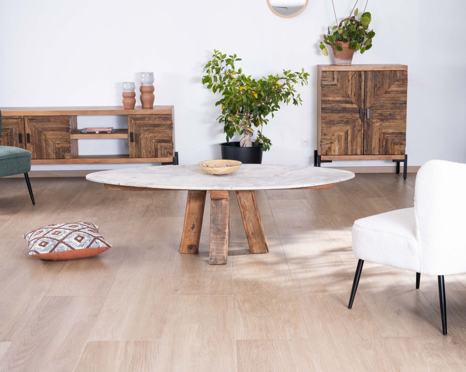 Porta TV etnico a 3 ante e 2 nicchie "Géonidum" 160 cm in legno massiccio di acacia con gambe in metallo