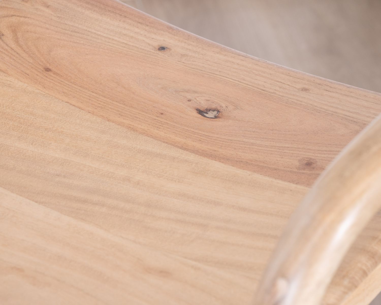 Sgabello da bar "Vogue" in acacia, design puro con schienale