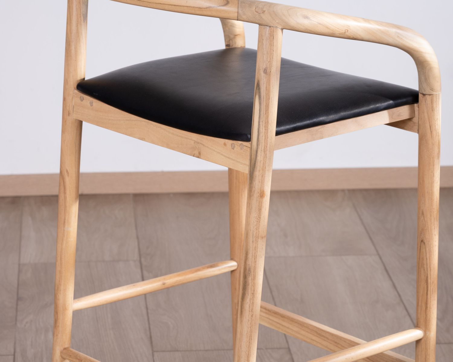 Sedia da bar "Vogue" in acacia naturale con seduta in PU nero