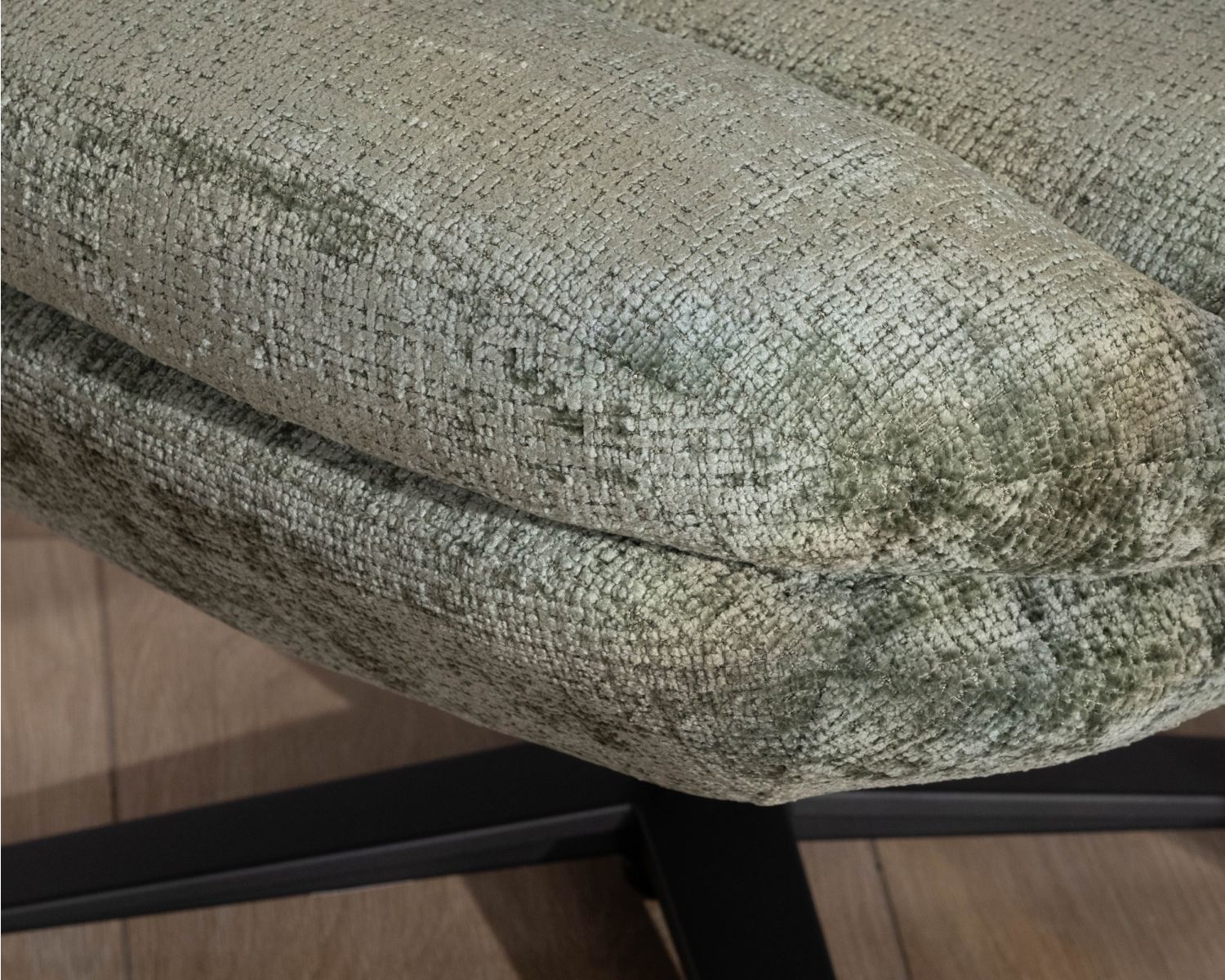 Poltrona avvolgente "Panama" in verde salvia vintage, girevole a 360°
