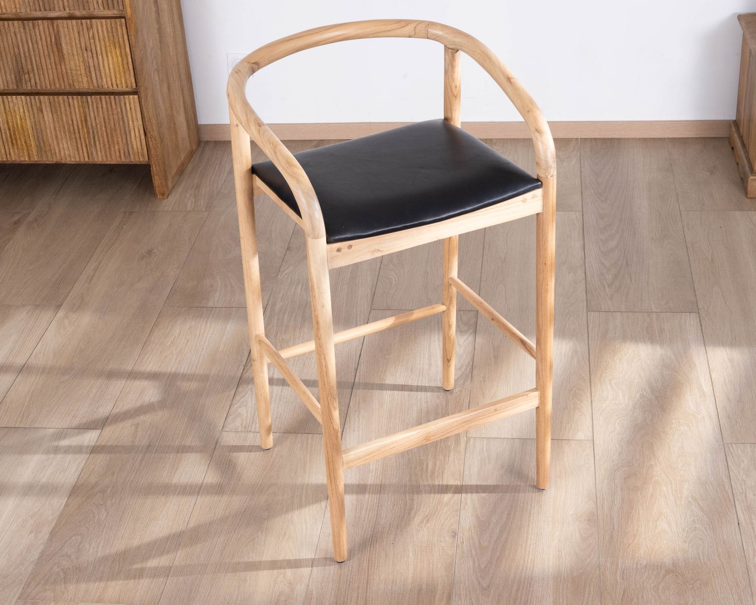 Sedia da bar "Vogue" in acacia naturale con seduta in PU nero