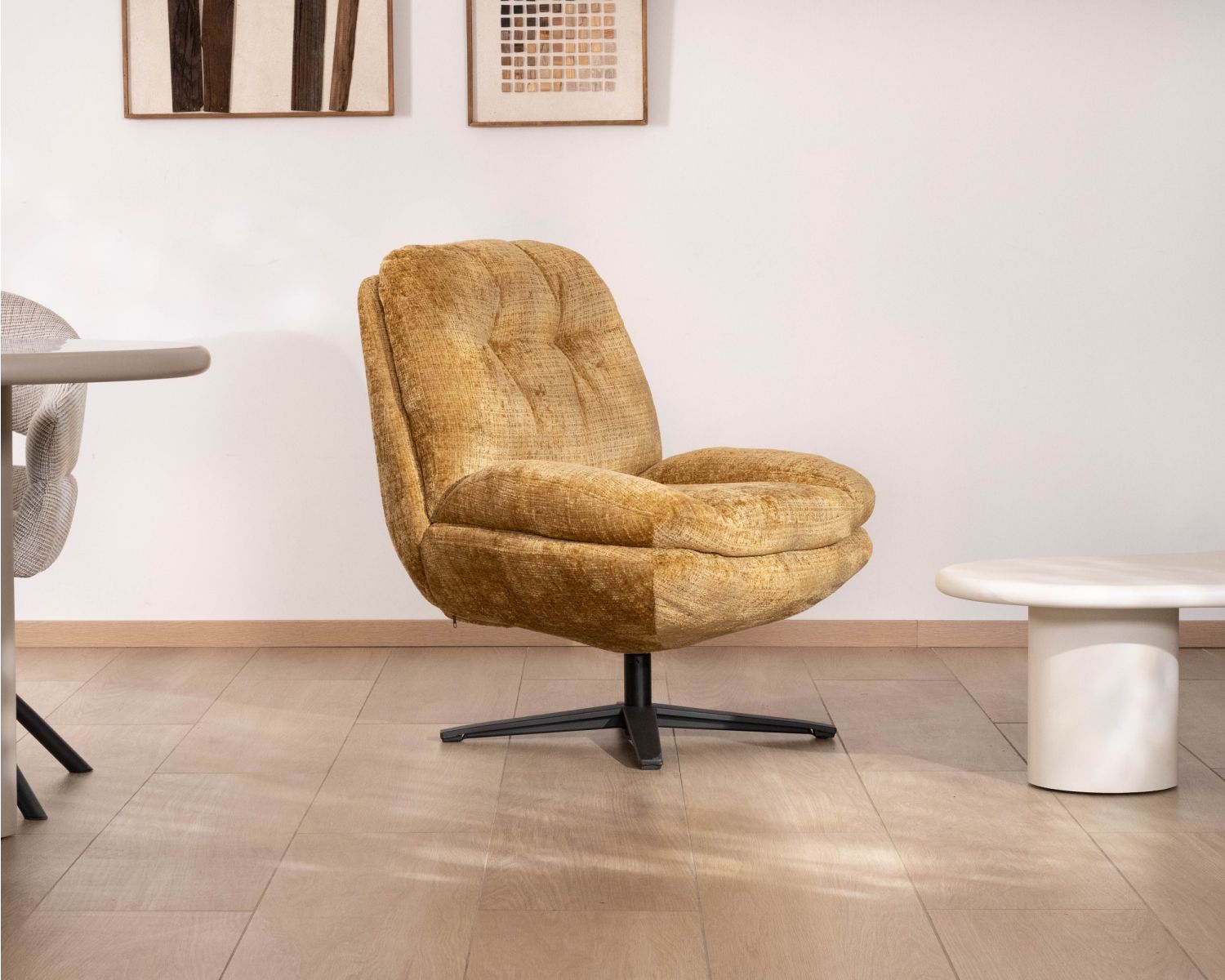 Panama", poltrona girevole giallo senape in stile vintage, comfort avvolgente a 360°