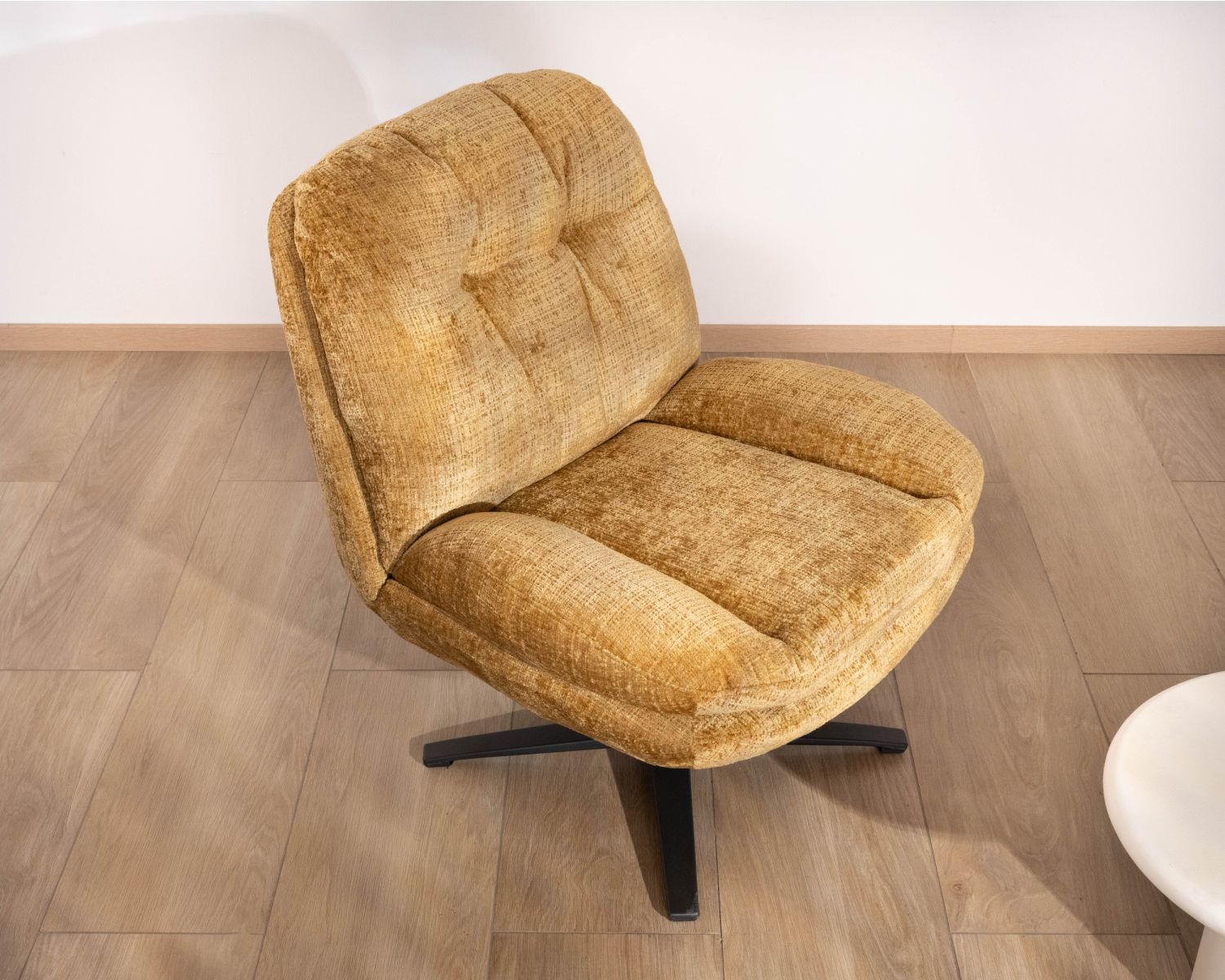 Panama", poltrona girevole giallo senape in stile vintage, comfort avvolgente a 360°