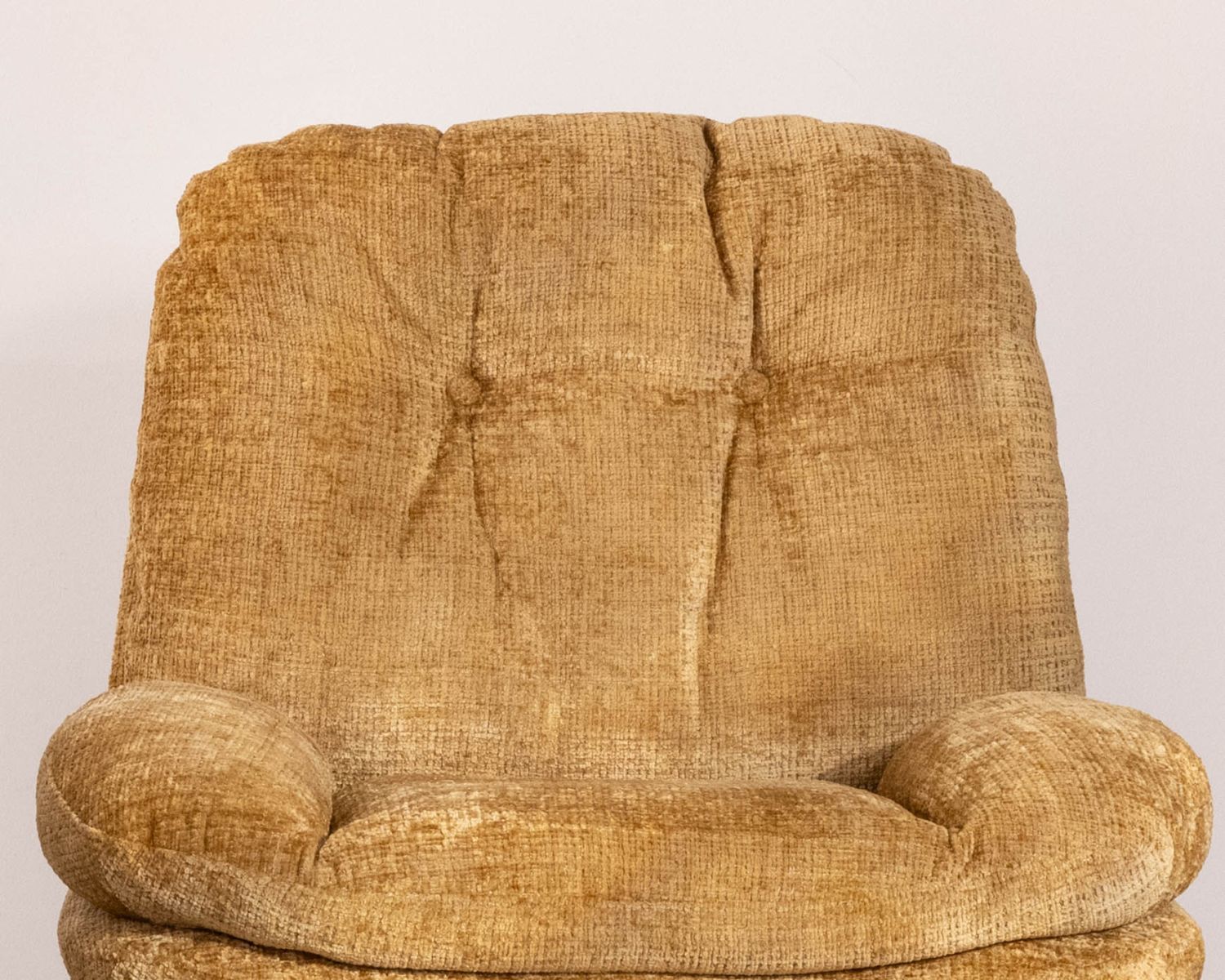 Panama", poltrona girevole giallo senape in stile vintage, comfort avvolgente a 360°